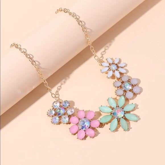Cute Floral Necklace  - Picture 1 of 3